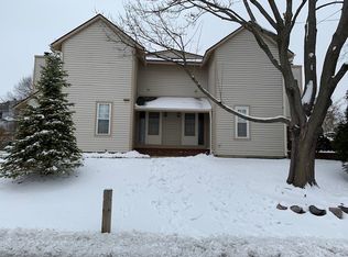 910 Vose Dr, Gurnee, IL 60031