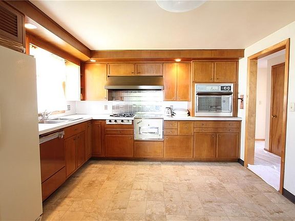 Amazing retro kitchen...