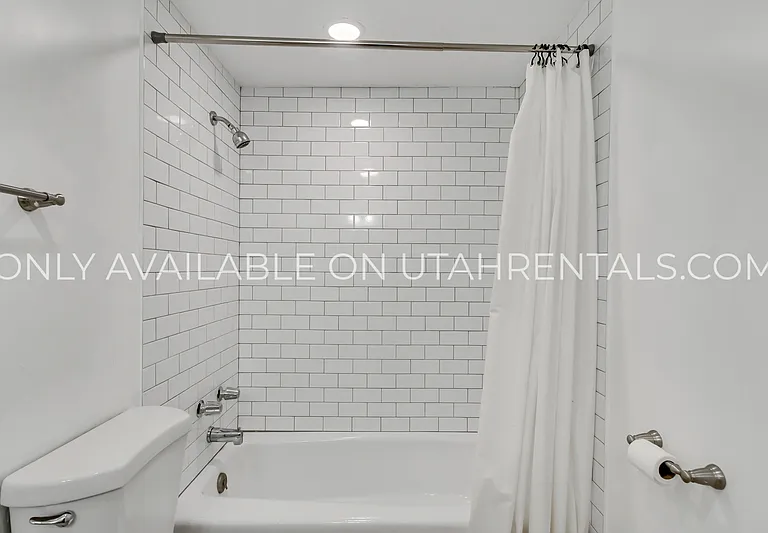 398 W State St — Photo 15