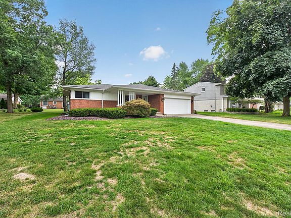 2nd image of 33237 Hampshire Rd