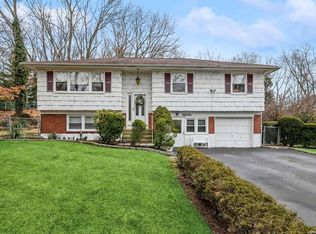 55 Laurel Dr, Smithtown, NY 11787