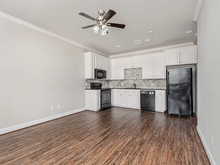 208-401 N Main St — Photo 1