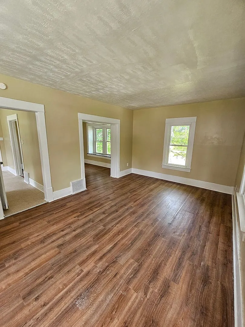 3 Bedroom House For Rent on Fuller St — Photo 3