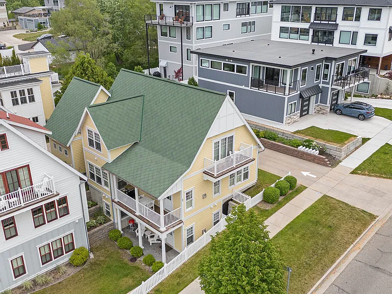27 Howard Ave — Photo 2