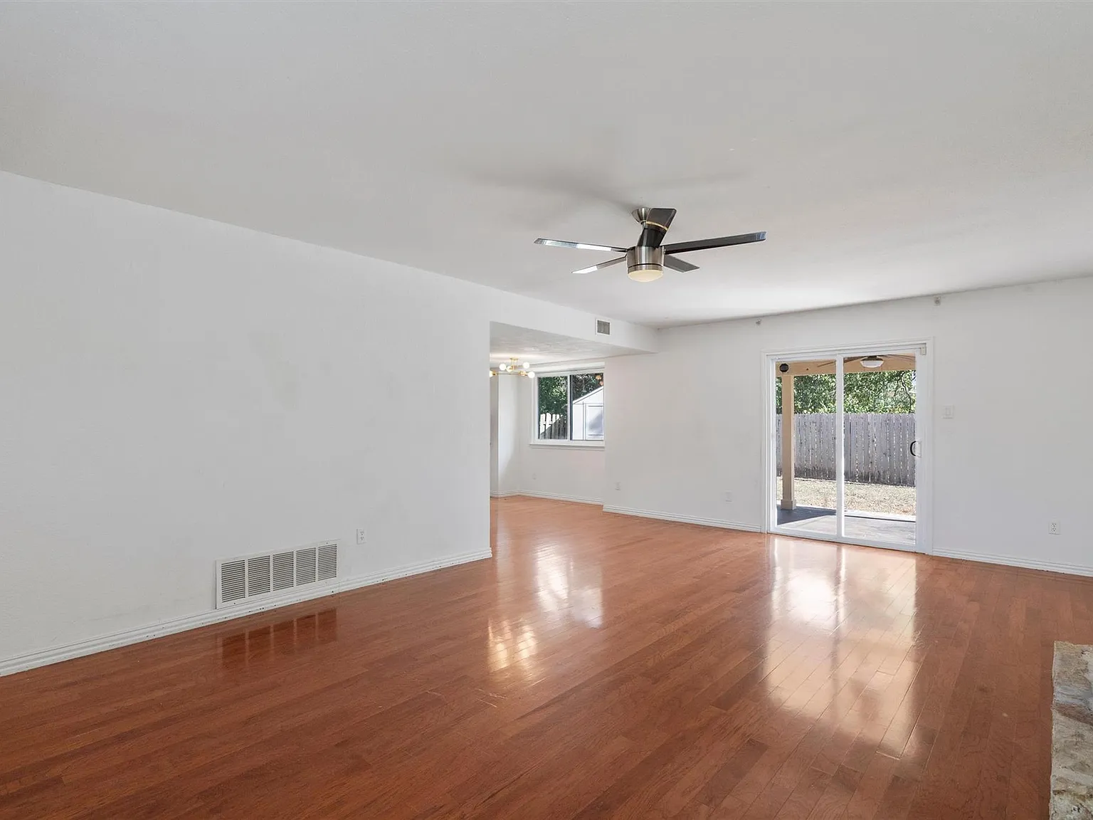 3 bed, 2.5 bath, 1646 sqft, $2,150 — Photo 4