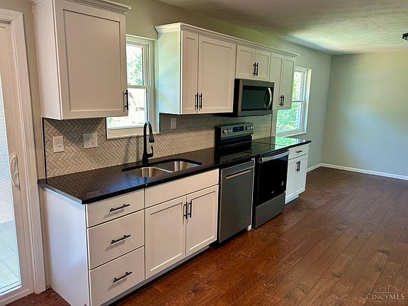 3rd image of 8871 Yorkshire Dr