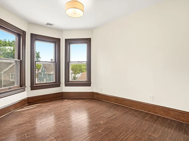 834 John St — Photo 14