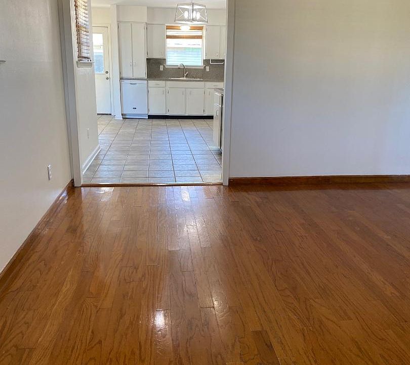 Living Room 12'X18' with Wood Floors, Ceiling Fan Light and Window Bilnds opens to Wet Bar, Kitchen and Family Room with ceramic tile floors.