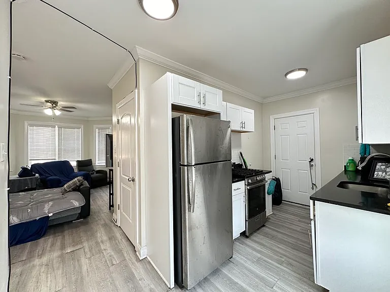 3817.5 N Greenview Ave #W3 — Photo 9