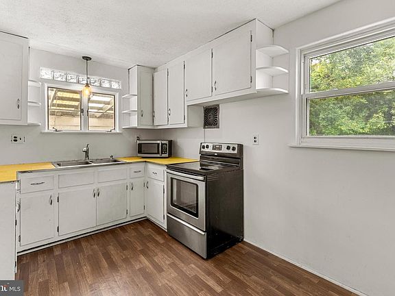 4th image of 331 Maple St