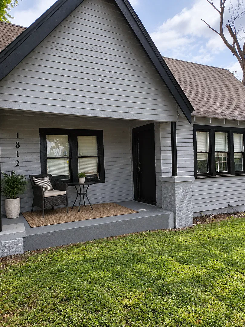 Beautiful 3 Bed / 1 Bath Home with Large Yard! — Photo 1