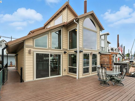 2nd image of 331 NE Bridgeton Rd Slip 10