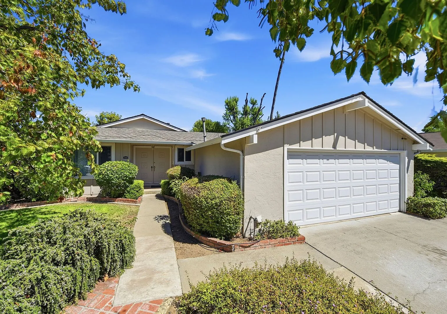 Wow! What a Great Home! Available Now! — Photo 1