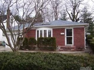 19 Searingtown Rd, Albertson, NY 11507