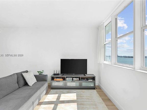 3rd image of 500 NE 29th St APT 605