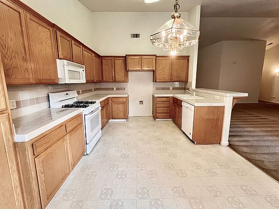 3rd image of 2913 E Plymouth Way