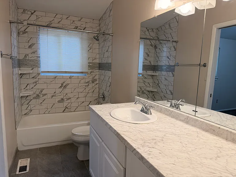 29609 Everett St — Photo 9