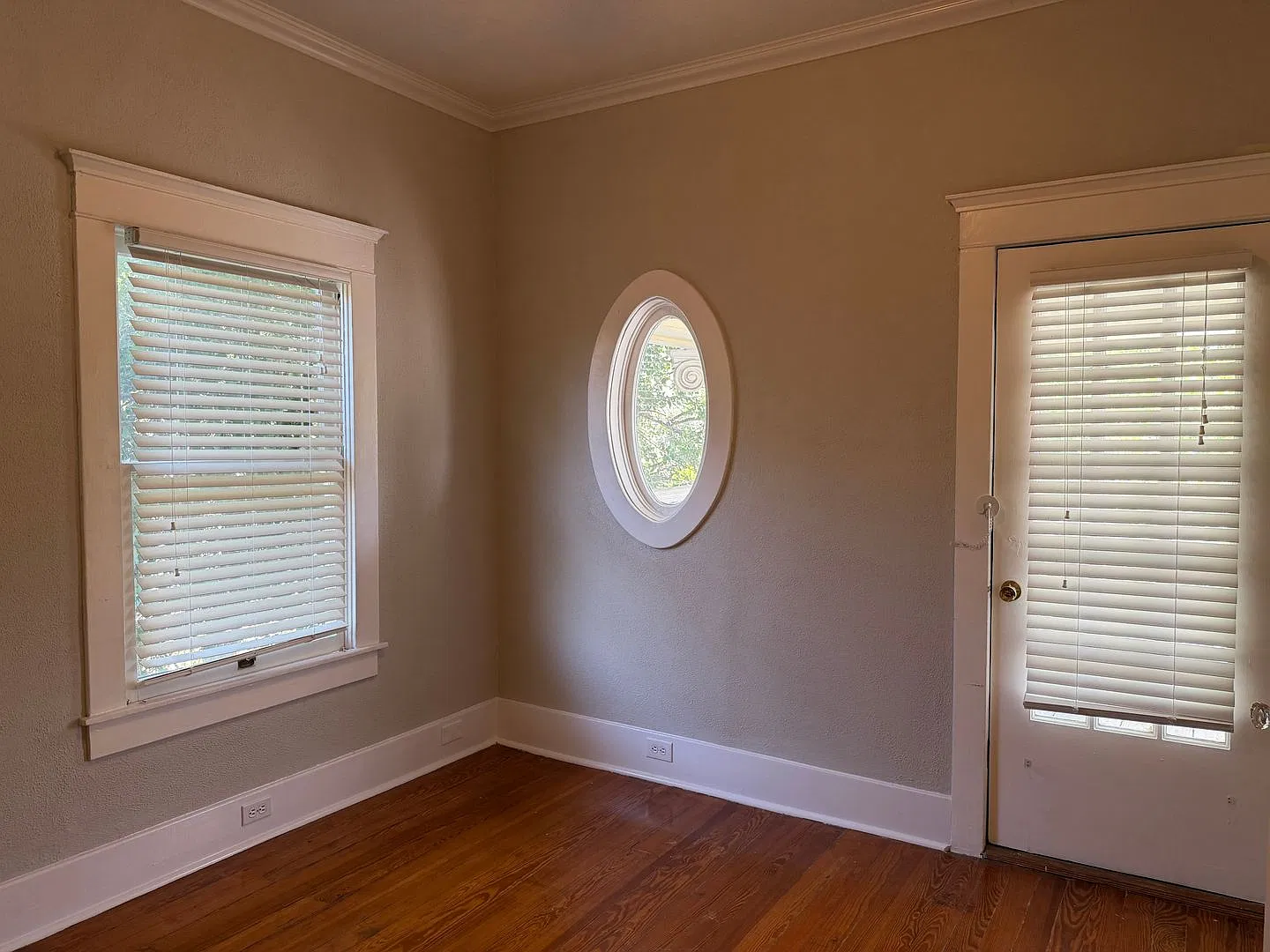 Historic Victorian Spacious 4 Bedroom Apartment — Photo 4