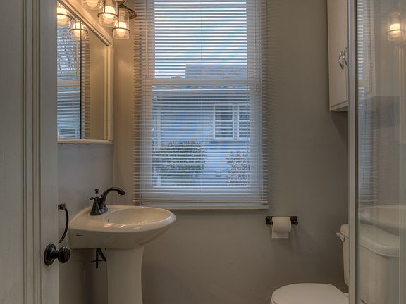3rd image of 806 S 35th Ave