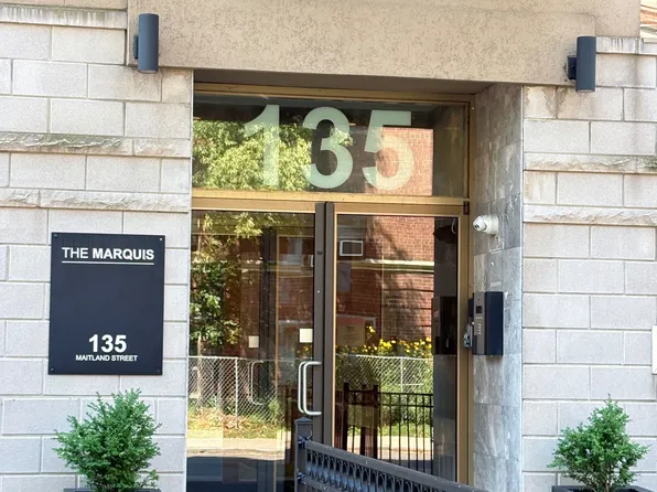 135 Maitland St S #204, Toronto, ON M4Y 1E5
