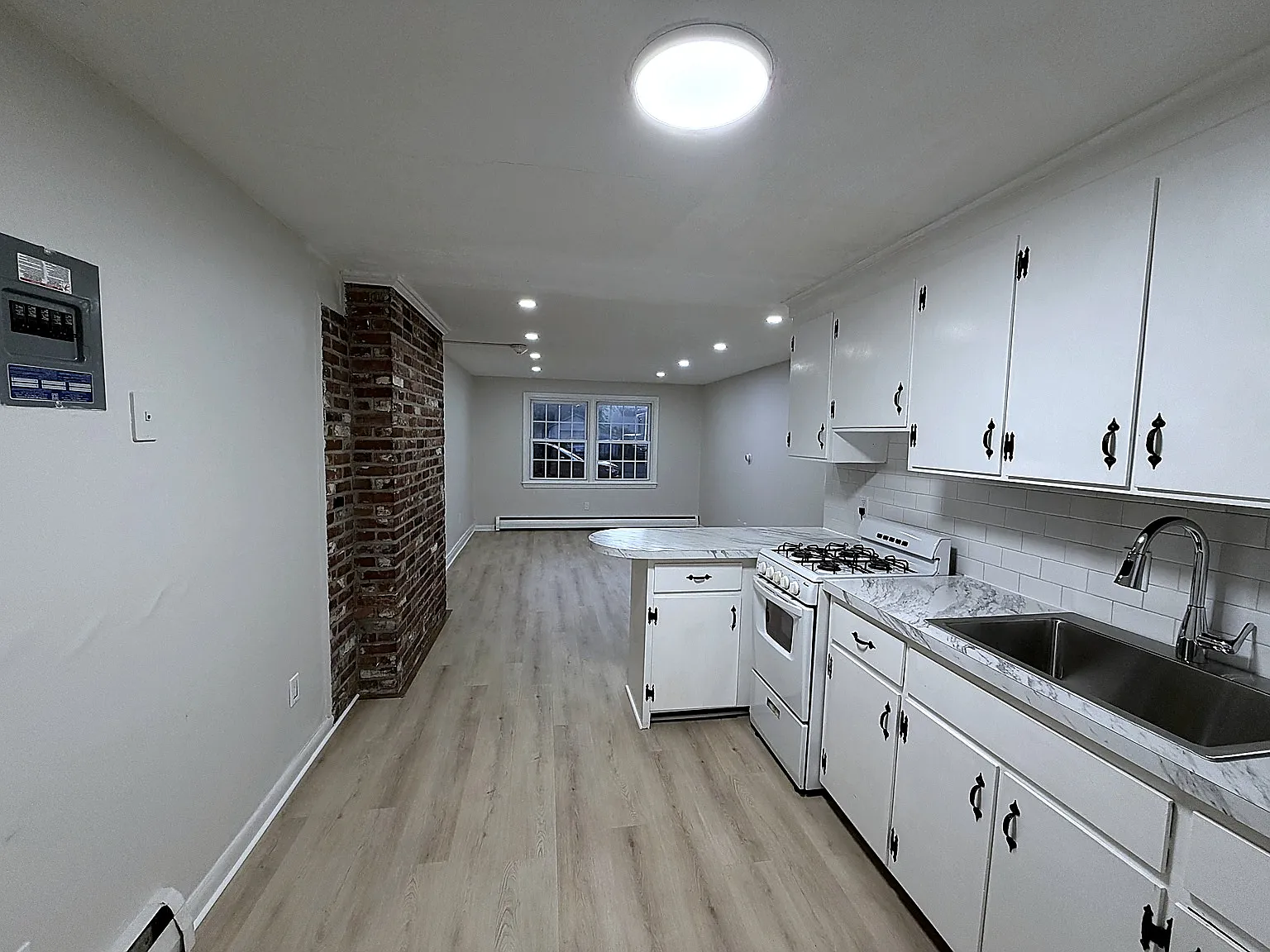 2 bed, 750 sqft, $2,100 — Photo 3