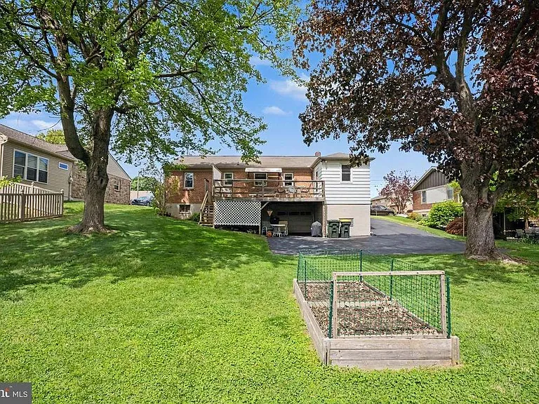 422 Westview Dr — Photo 9