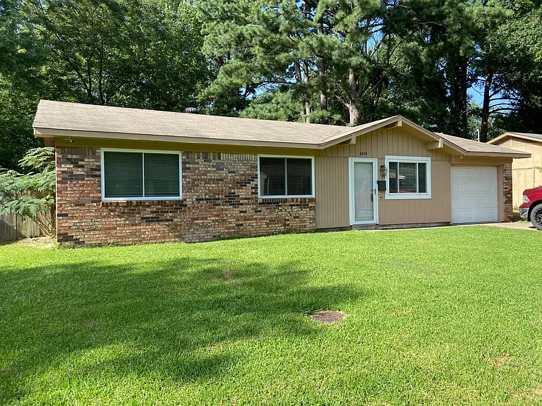 2404 Parkwood Dr — Photo 1