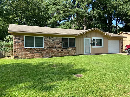 2404 Parkwood Dr Photo 1