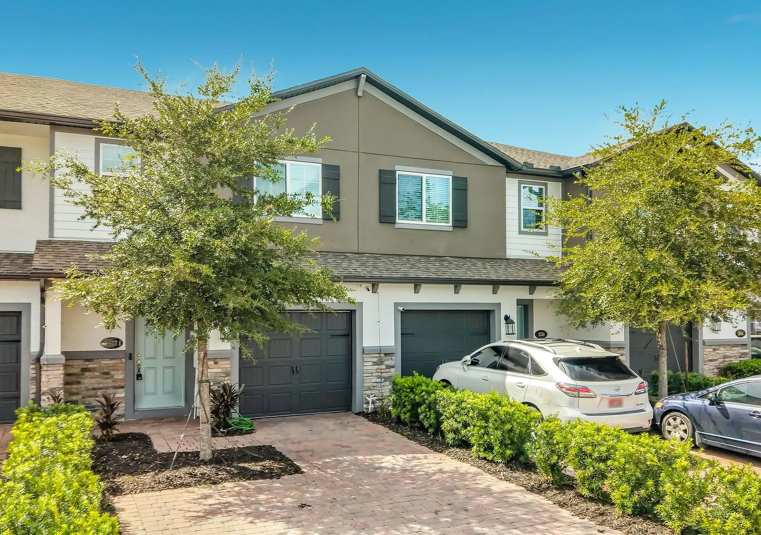 Modern 3-Bedroom Townhome with Loft, Pool & Pet-Friendly Community — Photo 1