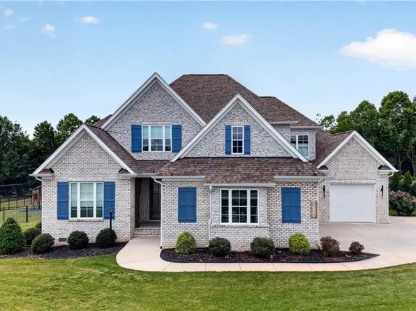 8403 Wolf Ridge Trl, Oak Ridge, NC 27310
