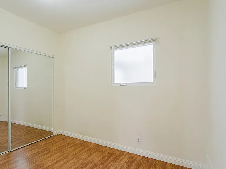 10550 1/4 W Victory Blvd — Photo 22