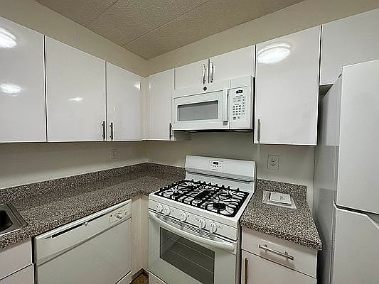 4th image of 64-45 Booth St #3