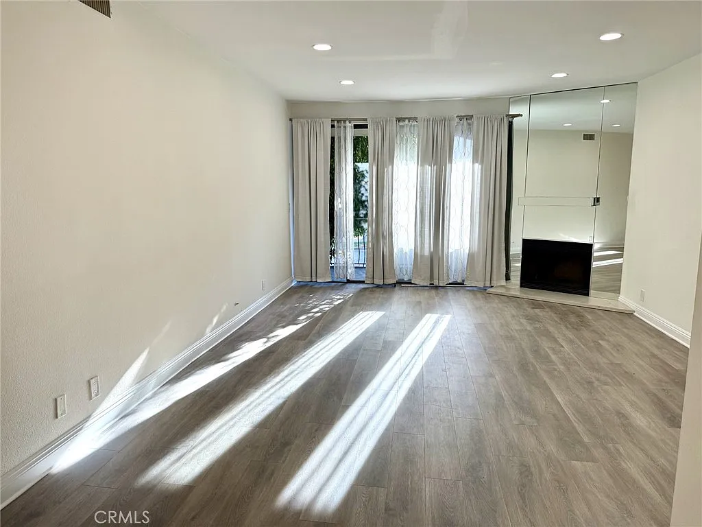 2 bed, 2.5 bath, 1548 sqft, $4,500 — Photo 3