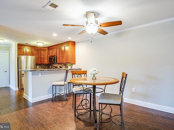 5th image of 302 Grosvenor Ln APT 3