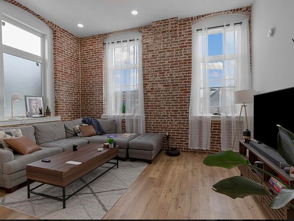 4th image of 2045 Trenton Ave #202