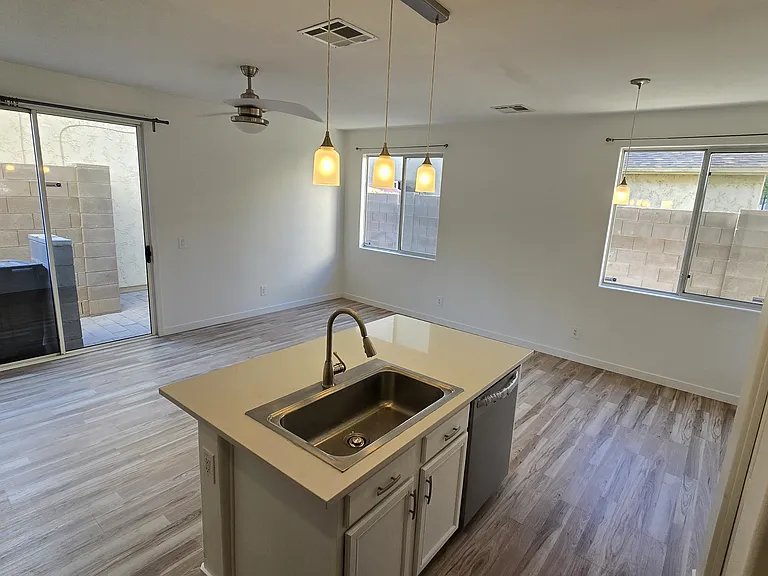 6622 W Polk St — Photo 7