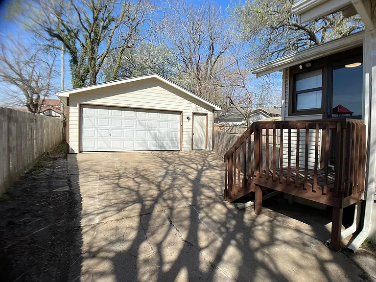 133 N Bluff Ave — Photo 3