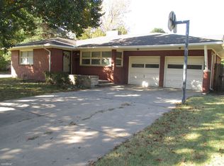 1105 N Ridgewood Dr, Wichita, KS 67208