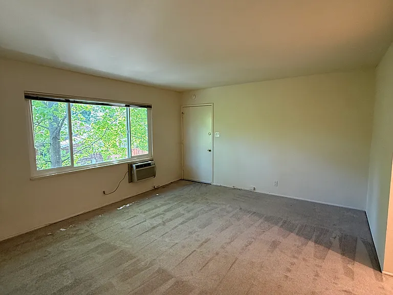 940 Hough Ave — Photo 2