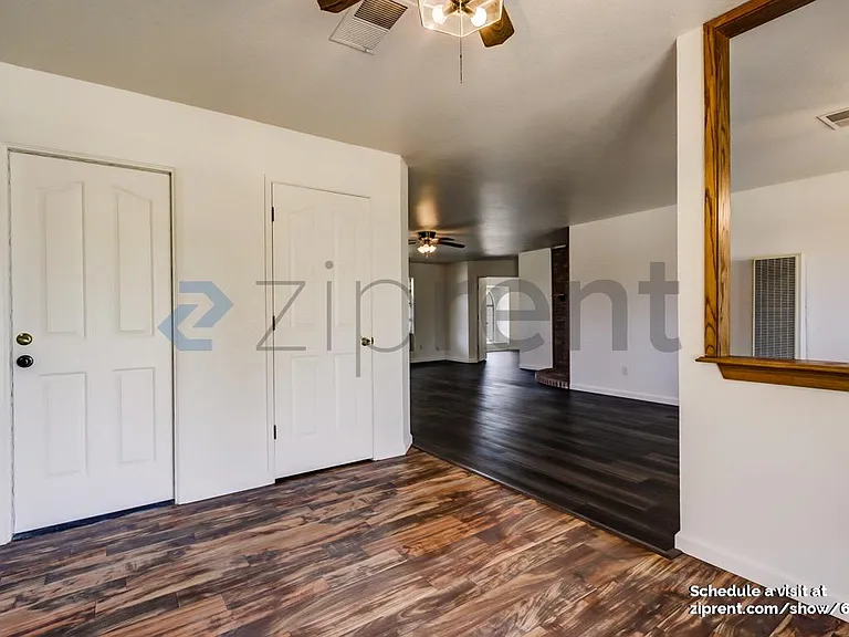 168 W Adams St — Photo 2