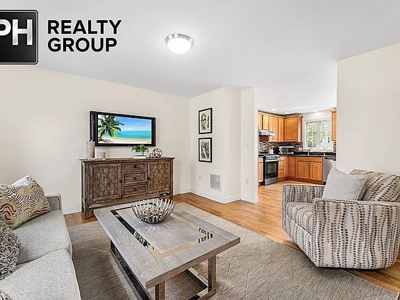 2nd image of 30 Russell St Unit 5