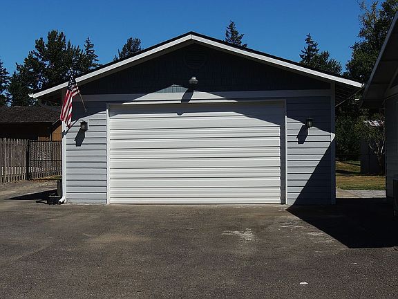 3rd image of 12221 40th Ave E