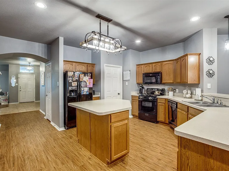 9800 Old Field Dr — Photo 6
