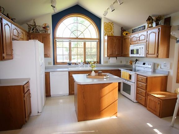 3rd image of 415 Pebble Beach Dr NE