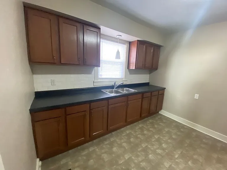 1230 Summit St — Photo 4