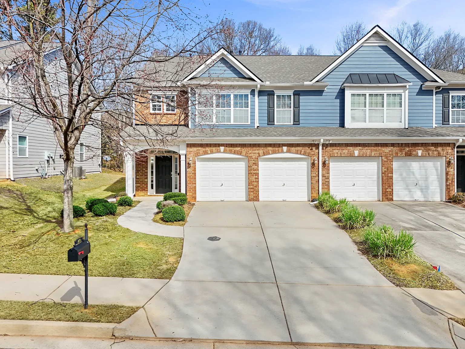 3 bed, 2.5 bath, 2102 sqft, $2,250 — Photo 3