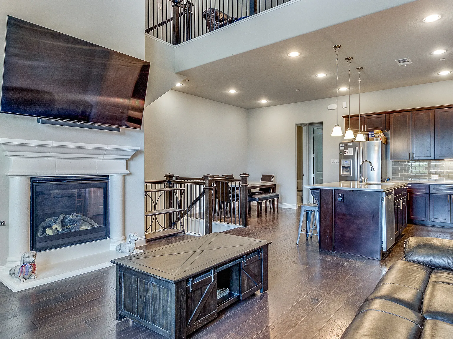 3 bed, 3.5 bath, 2101 sqft, $3,200 — Photo 2