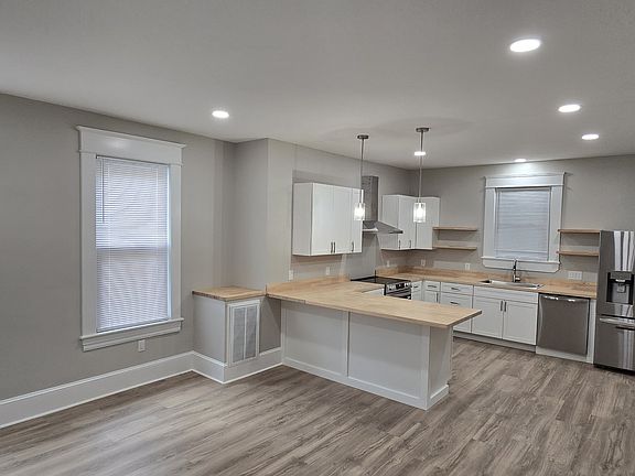 3rd image of 819 Marshall Ave SW #1