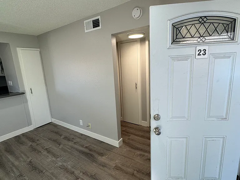 Lawrence Arms Apartments — Photo 23