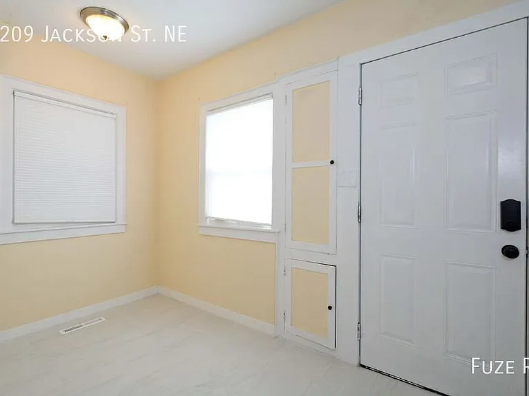 2209 Jackson St NE — Photo 8